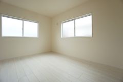 2面採光を確保した明るい室内は、風通しも良く、大変居心地の良い空間となっております。日当たりがよく、子供部屋としての利用もおすすめ。