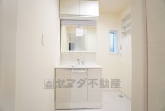 三面鏡裏収納付き洗面化粧台です＾＾ 歯磨きセットやスキンケア用品などの収納に便利ですね。 生活感も隠すことができ、来客時にも安心です。