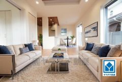 大きな掃き出し窓のあるリビングは、陽光あふれる明るい空間です。ゆったりと寛げる憩いの場となりそうです。 家具はCGによるイメージ画像です。 