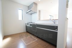 対面式キッチンなのでリビングにいるご家族とコミュニケーションを取りながら洗い物や、お料理が楽しめそうですね＾＾