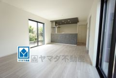 17.6帖。家族が集まる開放的なリビング。思い思いの時間を過ごしたり食事をしたり、素敵な団らんの場になりますね。