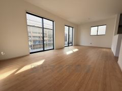 大きな掃き出し窓のあるリビングは、陽光あふれる明るい空間です。ゆったりと寛げる憩いの場となりそうです。