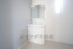 三面鏡つき洗面台。収納も一体型になっているので、ドライヤーやヘアアイロンの置き場に困りませんね。