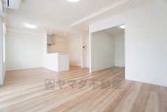 家族が集まる開放的なリビング。思い思いの時間を過ごしたり食事をしたり、素敵な団らんの場になりますね＾