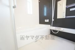 1日の疲れを癒すくつろぎのバスルーム。足を伸ばしてもゆったりと入れるサイズです。お子様と一緒にお風呂に入っても狭くないですね＾＾