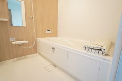 1日の疲れを癒すくつろぎのバスルーム。足を伸ばしてもゆったりと入れるサイズです。お子様と一緒にお風呂に入っても狭くないですね＾＾