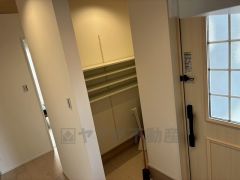 ご家族の靴をスッキリと片付けられるシューズボックス付きの玄関です＾＾スッキリと片付いた玄関は気持ちがいいです。