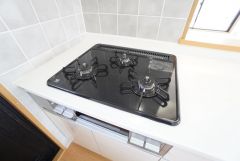 複数の調理を一度に行うことができる3口コンロ。効率よくお料理が出来ます。毎日のお料理も楽しくなりますね＾＾