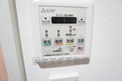 浴室暖房乾燥機には、暖房、乾燥、涼風、換気の4つの機能が付いています。タイマー付きです。換気・雨の日の洗濯も安心です＾＾