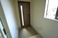 玄関扉にスリット、すぐ近くに窓のある明るい玄関です＾＾