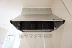 レンジフード＾＾調理中に出る湯気や油分などを効率よく外に逃がしてくれます。