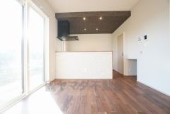 窓から光が差し込む明るいダイニングです＾＾