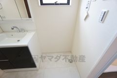 ランドリースペース上部には窓も付いており換気に便利です＾＾