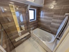 1日の疲れを癒すくつろぎのバスルーム。ゆったりと入れるサイズです。お子様と一緒にお風呂に入っても狭くないですね＾＾