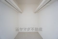 寝室にはハンガーパイプ付きのウォークインクローゼットが設けられています。たっぷり収納できるので衣替えの心配もいりませんね＾＾その他全居室収納付き。 