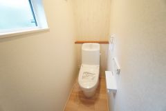 1階2階の2ヶ所にトイレがありますので、忙しい朝にも家族に気を使わず、ゆとりが生まれますね＾＾