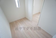 洋室にはハンガーパイプ付きのウォークインクローゼットが設けられています。たっぷり収納できるので衣替えの心配もいりませんね＾＾