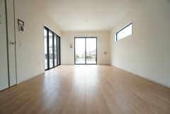 大きな掃き出し窓のあるリビングは、陽光あふれる明るい空間です。ゆったりと寛げる憩いの場となりそうです。