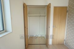 ハンガーパイプ付のクローゼットがあります。散らかりがちな洋服類もきれいに整理できますね。