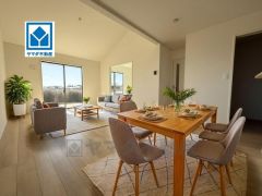 大きな掃き出し窓のあるリビングは、陽光あふれる明るい空間です。ゆったりと寛げる憩いの場となりそうです。家具はCGによるイメージ画像です。