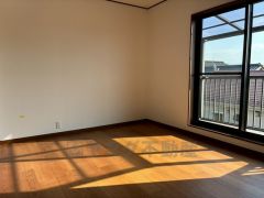 明るい室内は、風通しも良く、大変居心地の良い空間となっております。