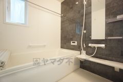 一日の疲れを癒すバスルーム。足を伸ばしてもゆったりと入れるサイズです。お子様と一緒にお風呂に入っても狭くないですね＾＾