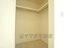 寝室にはハンガーパイプ付きのウォークインクローゼットが設けられています。たっぷり収納できるので衣替えの心配もいりませんね＾＾すぐ横にもう一ヵ所収納スペースがあります＾＾