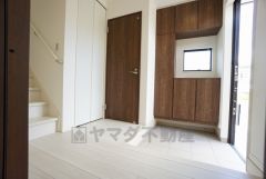 採光も考えられた明るい玄関です。シューズボックス付きなので、家族全員の靴がきれいに整頓できます。玄関ホールに収納も付いています＾＾