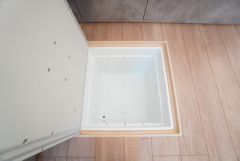 キッチンに床下収納があります。長期保存ができるもの、調理器具、防災グッズを入れておくのもいいですね。