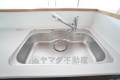大きなお鍋も楽々洗える幅の広いシンクです＾＾ステンレスシンクなので簡単にお掃除できますよ。洗剤やスポンジもすっきりできる収納付き。