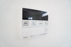 ボタン操作でお湯張りができる使いやすい給湯リモコン。日々の入浴準備もスムーズです。