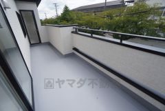 南向きで陽当たりの良いバルコニーです。お洗濯やお布団干しはもちろん、日光浴スペースにも＾＾足元は防水工事施工済です。 2部屋から行き来できる続きバルコニー＾＾ 
