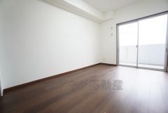 主寝室としてお使いいただけそうなこちらのお部屋は、日当たりが良く、爽やかな風を感じて起きる朝は、快適生活の始まりに。