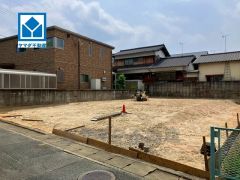  バス停「皿山1丁目」まで徒歩:5分。 スーパーまで徒歩7分。 カースペースは停めやすい並列駐車2台付き。