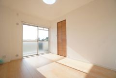 主寝室としてお使いいただけそうなこちらのお部屋は、日当たりが良く、爽やかな風を感じて起きる朝は、快適生活の始まりに。