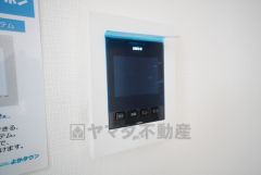 防犯性もばっちり、TVモニター付きインターホン完備。大きなモニターで玄関先を確認できます。録画機能が付いているので不在時の訪問者も確認できて安心です＾＾