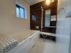 1日の疲れを癒すくつろぎのバスルーム。足を伸ばしてもゆったりと入れるサイズです。お子様と一緒にお風呂に入っても狭くないですね＾＾ 