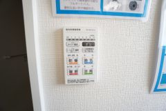 浴室暖房乾燥機には、暖房、乾燥、涼風、換気の4つの機能が付いています。タイマー付きです。換気・雨の日の洗濯も安心です＾＾