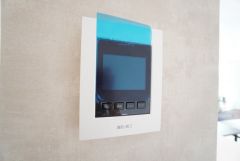 防犯性、セキュリティ対策に安心できるテレビモニター付きインターフォンです。セールスマン対策にもなり安心できます。