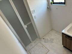 ランドリースペース上部には窓も付いており換気に便利です＾＾