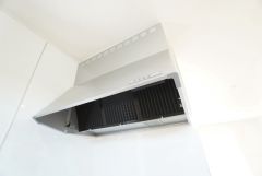 ンロ上には換気扇完備＾＾すぐ横に小窓が設けられているので、換気扇と合わせてWで換気できます＾＾
