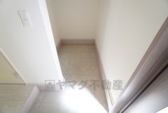 玄関にはシューズクローク付き。ご家族全員分の靴からベビーカーやゴルフバッグなどもしっかり収納できます＾＾