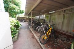 大切な自転車を守れるよう屋根付きの駐輪場となっています。