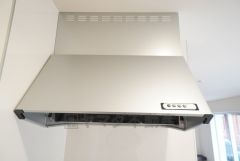 コンロ上には換気扇完備＾＾すぐ横に小窓が設けられているので、換気扇と合わせてWで換気できます＾＾