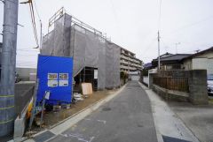 前面道路は南東側約3.9ｍの公道に面しています。住人以外の車の進入も少なく、小さなお子様を持つご家庭にも安心です＾＾ 