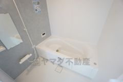 1日の疲れを癒すくつろぎのバスルーム。足を伸ばしてもゆったりと入れるサイズです。お子様と一緒にお風呂に入っても狭くないですね＾＾