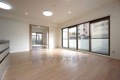 大きな掃き出し窓のあるリビングは、陽光あふれる明るい空間です。ゆったりと寛げる憩いの場となりそうです。