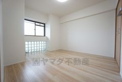 約6.3帖の洋室。 温かい光の差し込むゆとりのある居室をぜひ現地にてご確認くださいませ。ベッドや机、ＴＶを置いてもゆとりのある広さです。