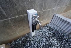 あると便利な外水栓。ガーデニングに、洗車に、泥遊びやペットの散歩の後に。