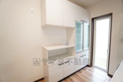 キッチン後方には大容量の棚付き。食器、調理器具、食品ストックなど、キッチン周りのあらゆるものをスッキリと収納できます＾＾